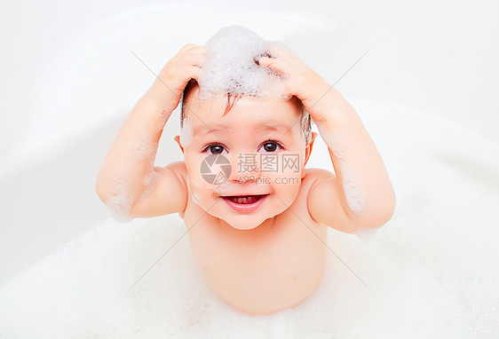 孩子泡沫浴室里洗澡图片