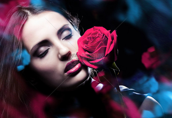 有红玫瑰蓝光的女人图片