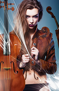 穿着皮夹克两把小提琴的漂亮性感魔鬼女人图片