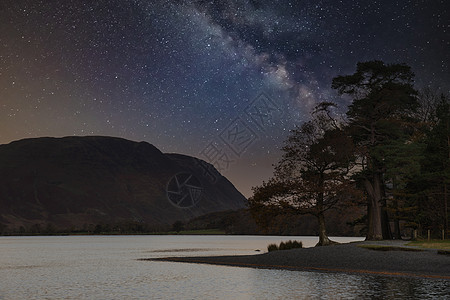 美丽的史诗数字复合景观银河巴特米尔湖地区图片