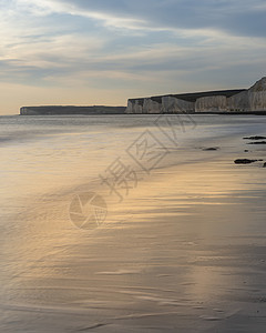 美丽的风景形象,白色粉笔悬崖与彩色充满活力的日落英国海岸图片