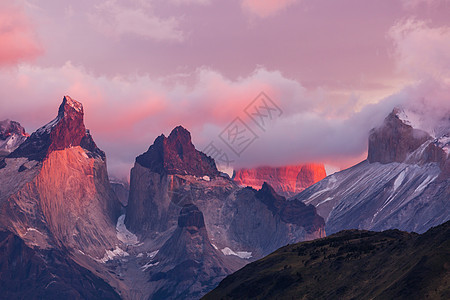 智利托雷斯德尔帕西国家公园美丽的山景世界著名的徒步旅行地区图片