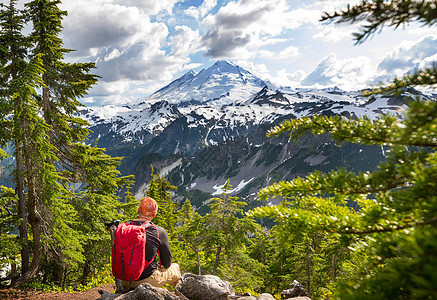 山里放松的背包客图片