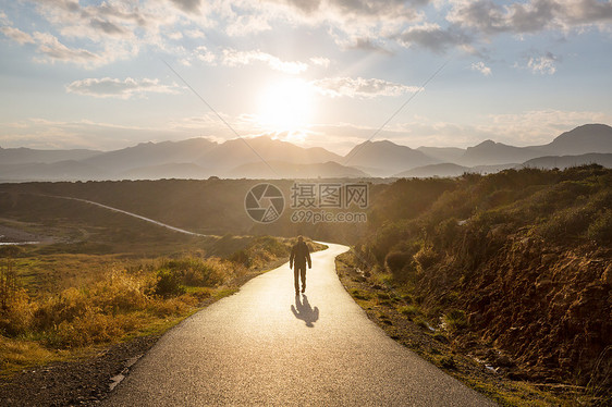 山上风景优美的道路旅行背景日出背景的人图片