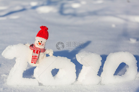 漂亮的雪人下雪的新年2020日期背景图片