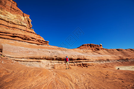 犹他州山区徒步旅行寻常的自然景观中徒步旅行奇妙的砂岩地层图片