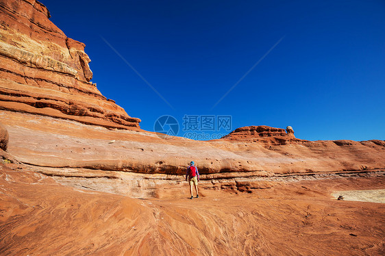 犹他州山区徒步旅行寻常的自然景观中徒步旅行奇妙的砂岩地层图片