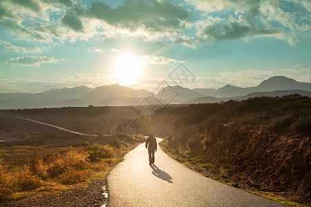 山上风景优美的道路旅行背景日出背景的人图片