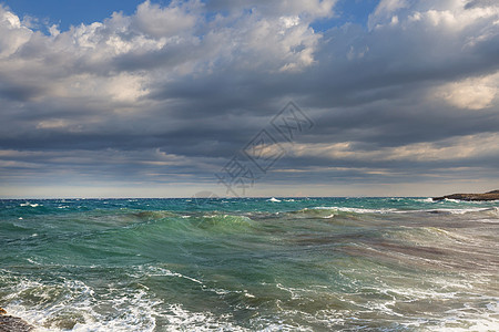 海滩上的蓝色波浪模糊背景阳光斑点戏剧性的自然背景图片