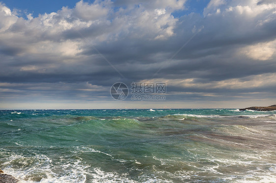 海滩上的蓝色波浪模糊背景阳光斑点戏剧性的自然背景图片