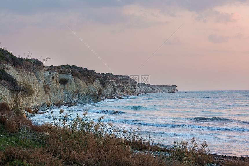 日出时塞浦路斯美丽的海滨图片