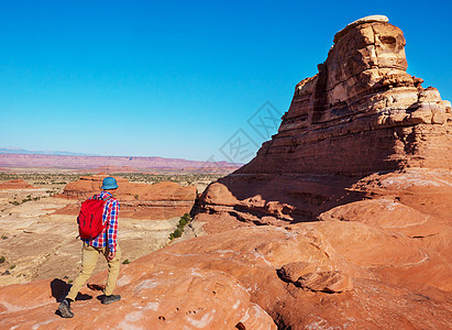 犹他州山区徒步旅行寻常的自然景观中徒步旅行奇妙的砂岩地层图片