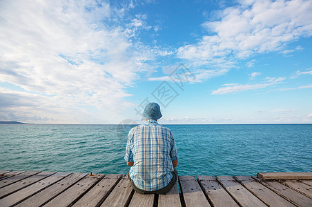 男人海上码头放松图片