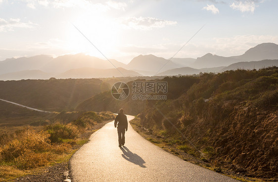 山上风景优美的道路旅行背景日出背景的人图片