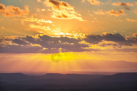 日落时塞浦路斯的山脉轮廓图片