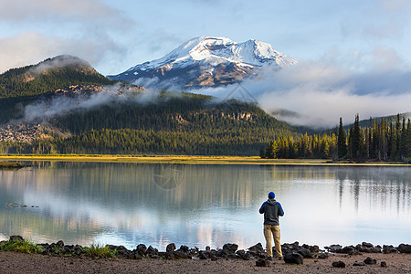 宁静美丽的湖早晨的山脉,俄勒冈州,美国图片