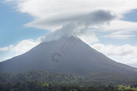 中美洲风景如画的埃纳尔火山图片