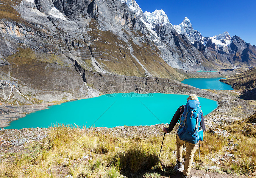 秘鲁科迪勒拉山的徒步旅行场景图片