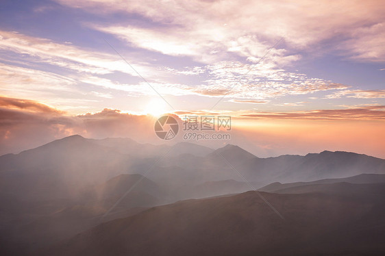 夏威夷毛伊岛黑拉卡拉火山美丽的日出场景图片