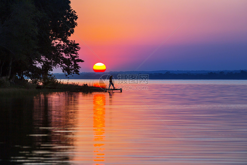 ‘~日落时湖上的日落景象  ~’ 的图片