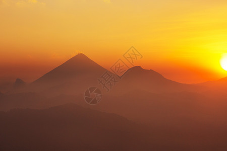 中美洲危地马拉美丽的火山景观图片