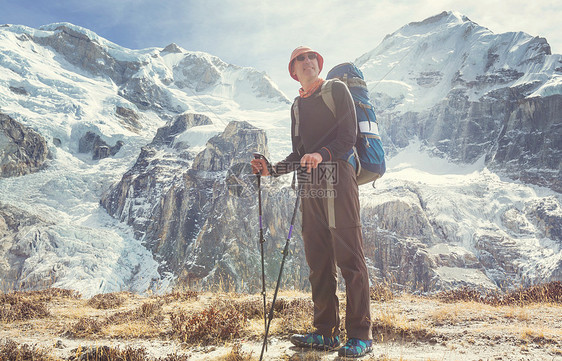 喜马拉雅山的徒步旅行者尼泊尔图片