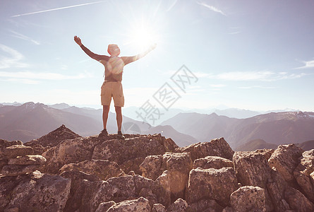 背包客夏天的山上远足图片