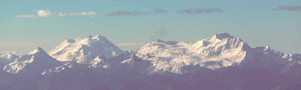 玻利维亚的高山雪山背景图片