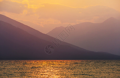 日落时湖上的日落景象图片