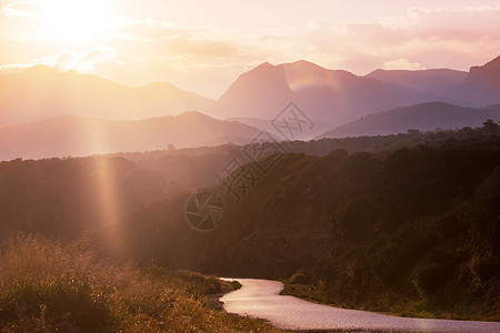 山上风景优美的道路旅行背景日出背景的人图片