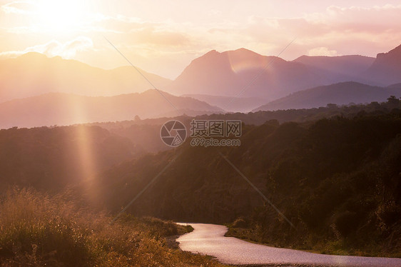 山上风景优美的道路旅行背景日出背景的人图片