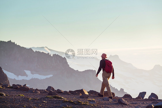 背包客秋天的山上徒步旅行图片