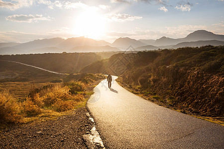 山上风景优美的道路旅行背景日出背景的人图片