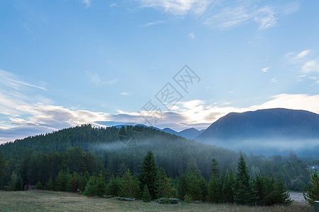 山丽的早晨景色日出时有雾图片