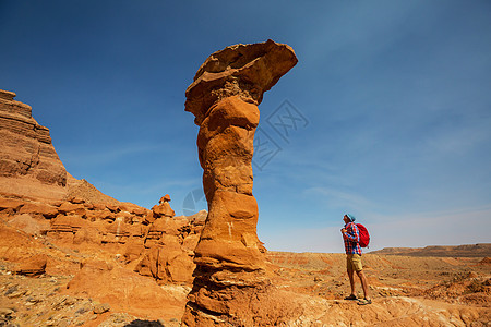 犹他州山区徒步旅行寻常的自然景观中徒步旅行奇妙的砂岩地层图片