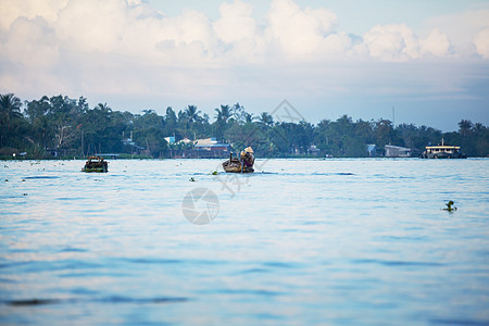 越南湄公河三角洲的木制小屋小船图片