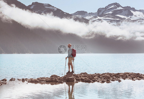 徒步到加大惠斯勒附近风景如画的加里波迪湖的绿松石水域列颠哥伦比亚省非常受欢迎的徒步旅行目的地图片