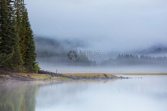 宁静美丽的湖早晨的山脉,俄勒冈州,美国图片