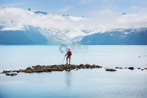 徒步到加大惠斯勒附近风景如画的加里波迪湖的绿松石水域列颠哥伦比亚省非常受欢迎的徒步旅行目的地图片