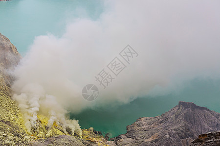 印尼爪哇火山火山口的湖泊图片