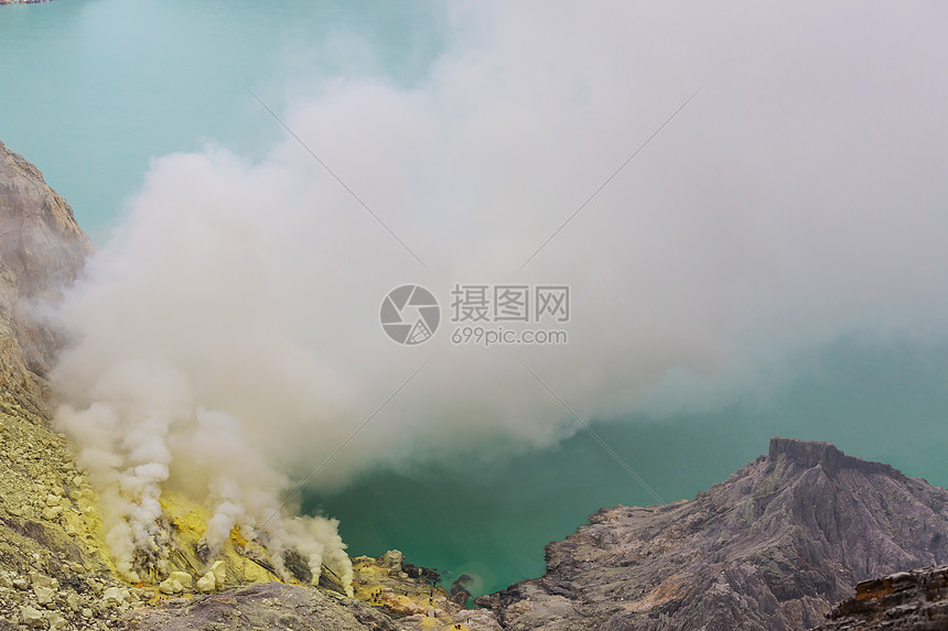 印尼爪哇火山火山口的湖泊图片