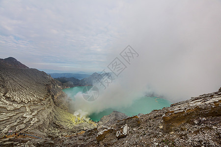 印尼爪哇火山火山口的湖泊图片