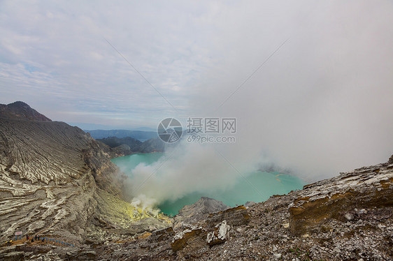 印尼爪哇火山火山口的湖泊图片