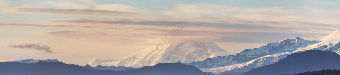 夏天阿拉斯加风景如画的山脉积雪覆盖的地块,冰川岩石峰图片