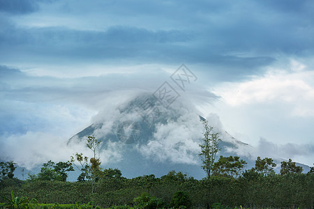 洲风景如画的埃纳尔火山图片