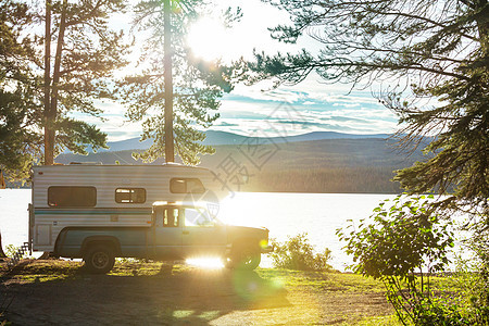 露营车停山上的湖岸上加大的夏季图片