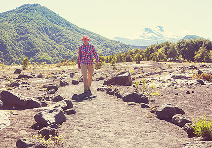 南美洲智利火山地区阿拉ucania徒步旅行的人图片