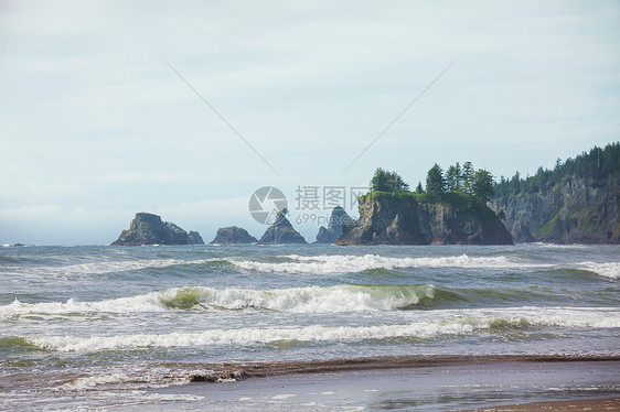 风景优美,严谨的太平洋海岸奥林匹克公园,华盛顿,美国海洋中的岩石海滩上的大原木图片