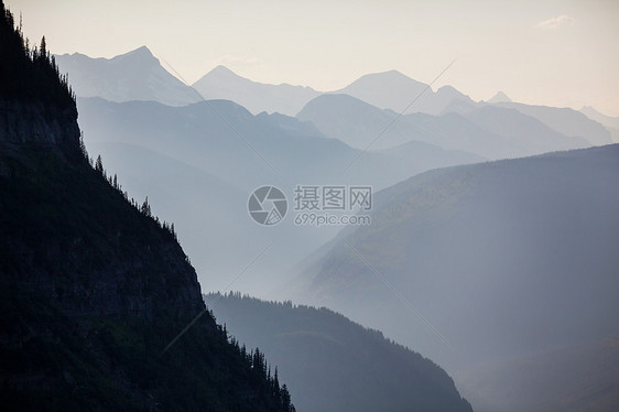 日出时朦胧的山影图片