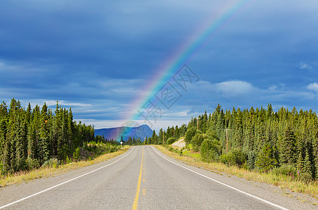 山上的彩虹美丽的自然景观风景如画的自然图片